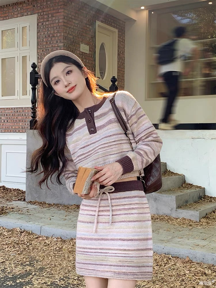 Yang Paopao's romance is quietly fermenting, colorful striped button sweater and short skirt suit 19