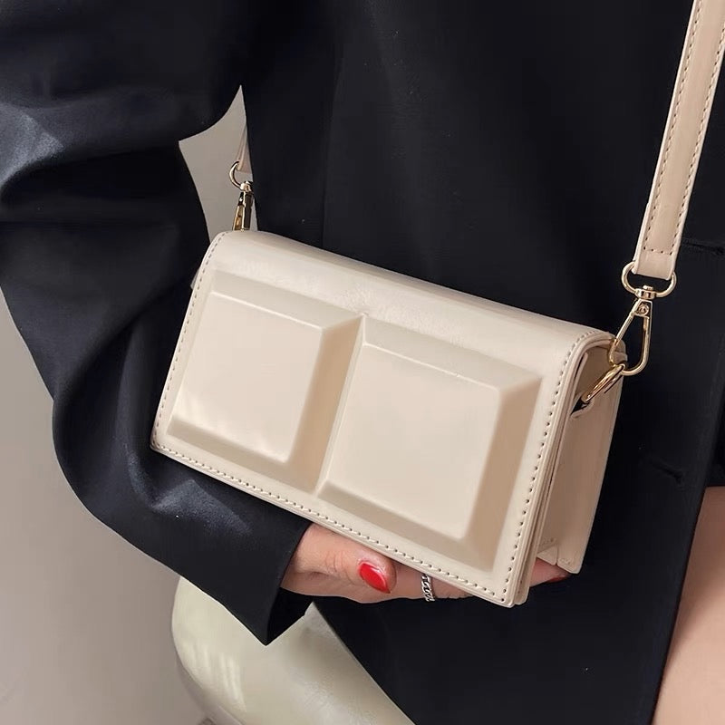 Design sense niche bag women 2023 new spring and summer all-match fashion Messenger bag high-quality texture ins small square bag