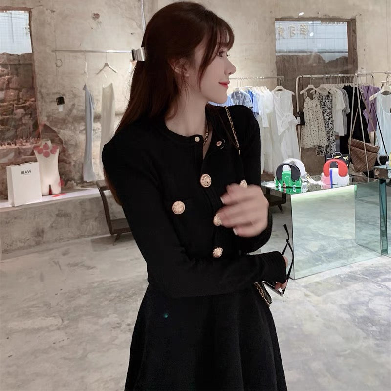 European station autumn and winter new style literary and artistic style to reduce age, this year's popular knitted tops and skirts two-piece suits for women