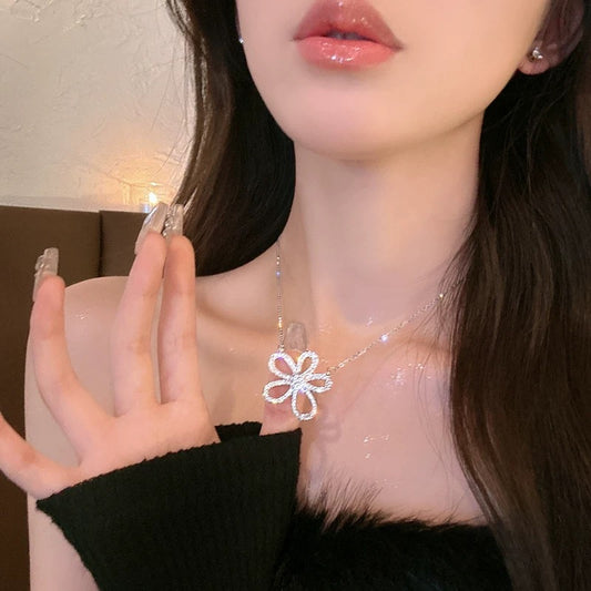 Micro-encrusted zircon five-petal flower necklace, light luxury niche women's high-end design, 2023 new hot style clavicle chain trend
