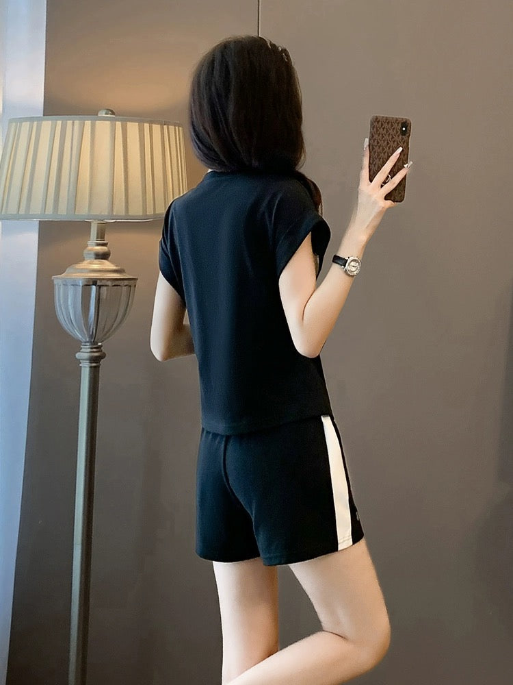 Sports and leisure suits for women, summer clothes, fashionable little ones, a complete set of western-style age-reducing shorts, two-piece running set