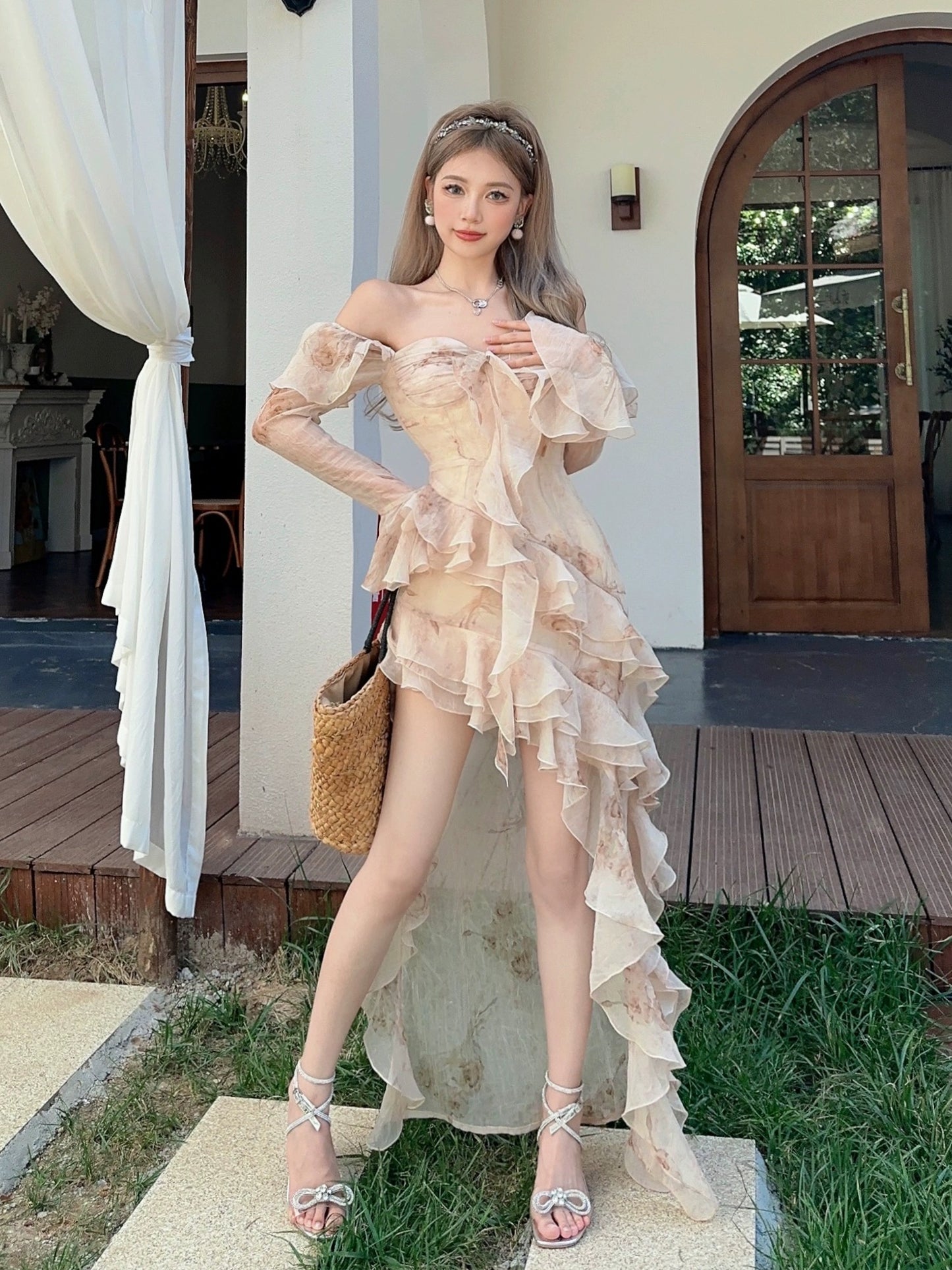 MOXI's beauty goddess has arrived, a beautiful romantic three-dimensional ruffled textured and smudged elegant dress with short front and long back