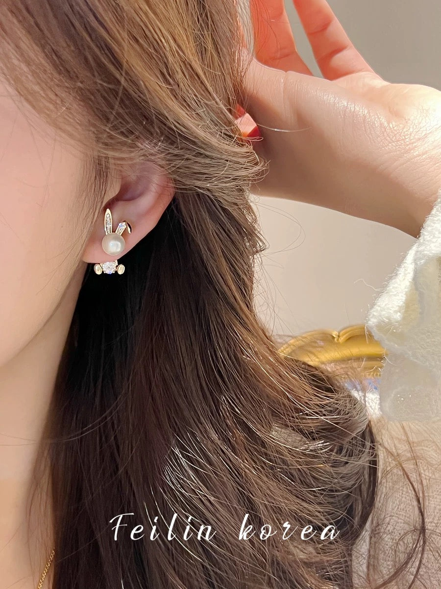 Small animal biting ear earrings 2023 new style hot style pearl earrings for women design advanced rabbit earrings