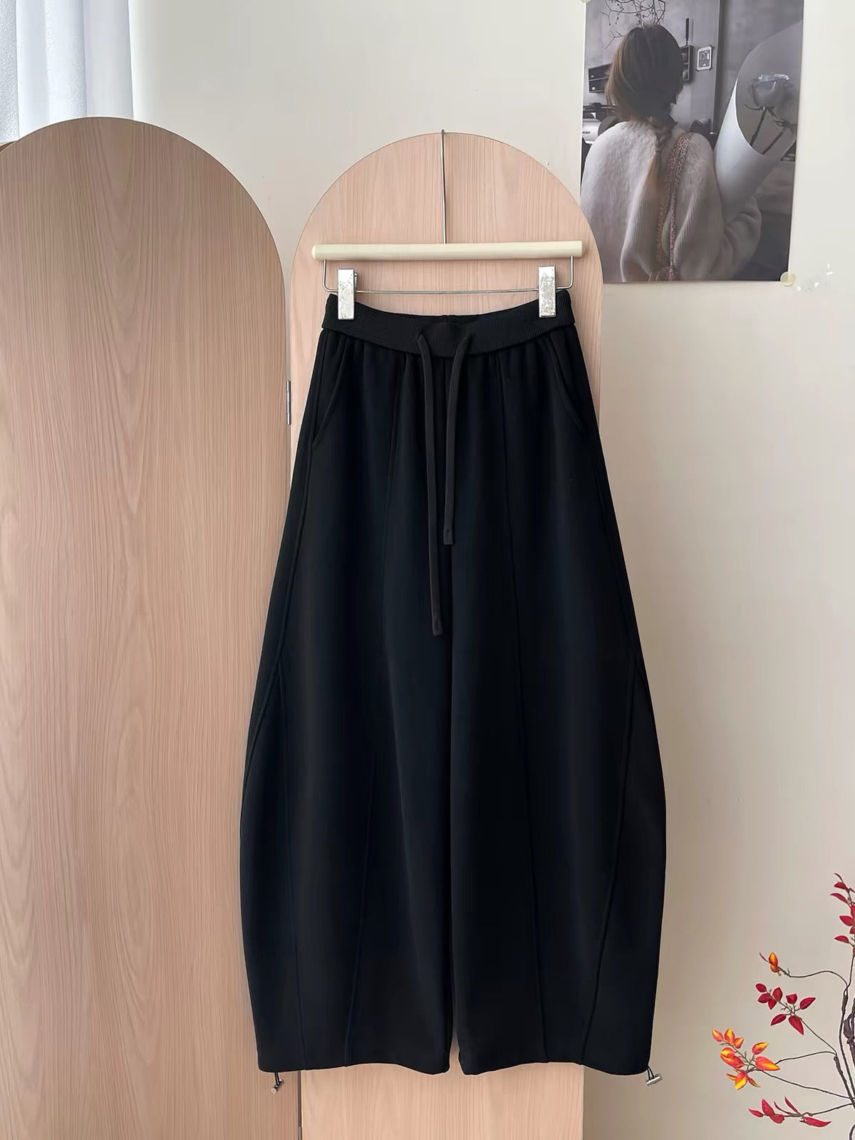 Japanese/Korean-style women's wide-leg sweatpants featuring a curved "scimitar" cut and balloon silhouette; designed for autumn/winter with a relaxed, laid-back vibe; versatile and casual, with a drawstring waist and adjustable cinched cuffs.