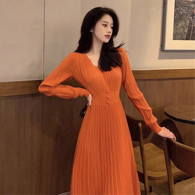 European station's new autumn style waist-slimming and age-reducing Hepburn style royal sister knitted dress bottoming long skirt