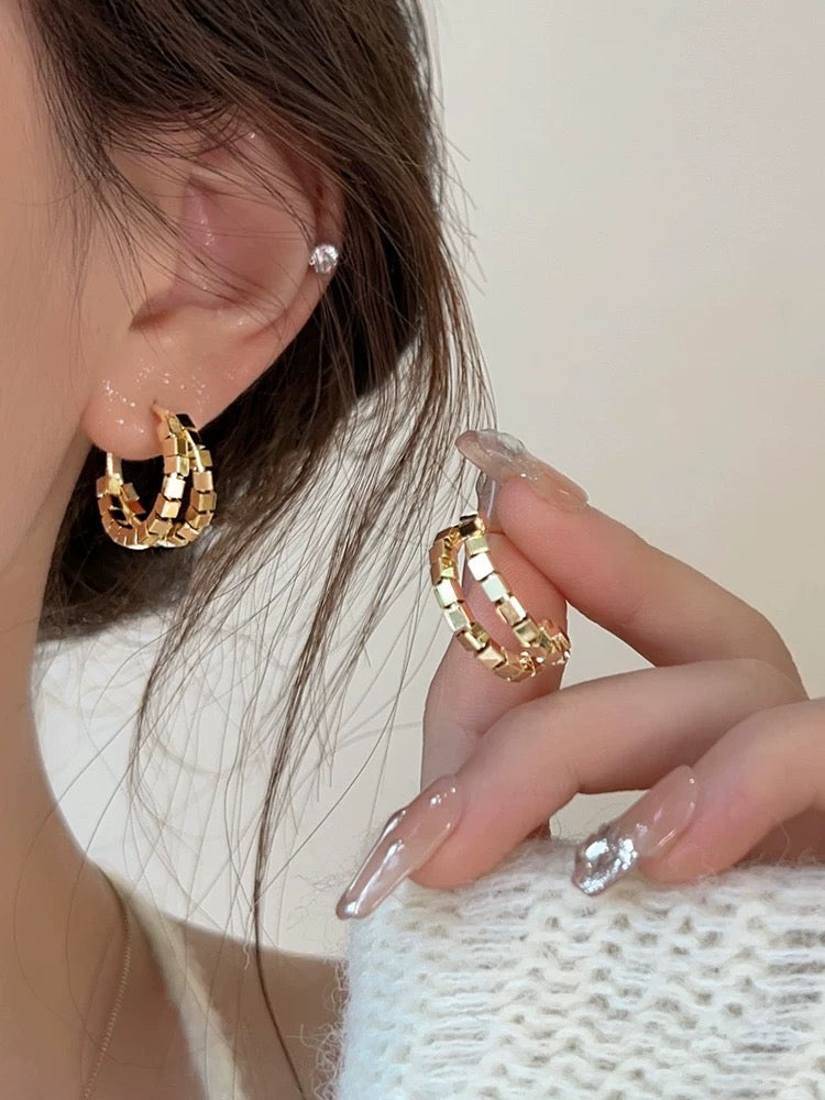 Metal small and exquisite earrings light luxury and elegant earrings 2023 new popular earrings niche design earrings trend