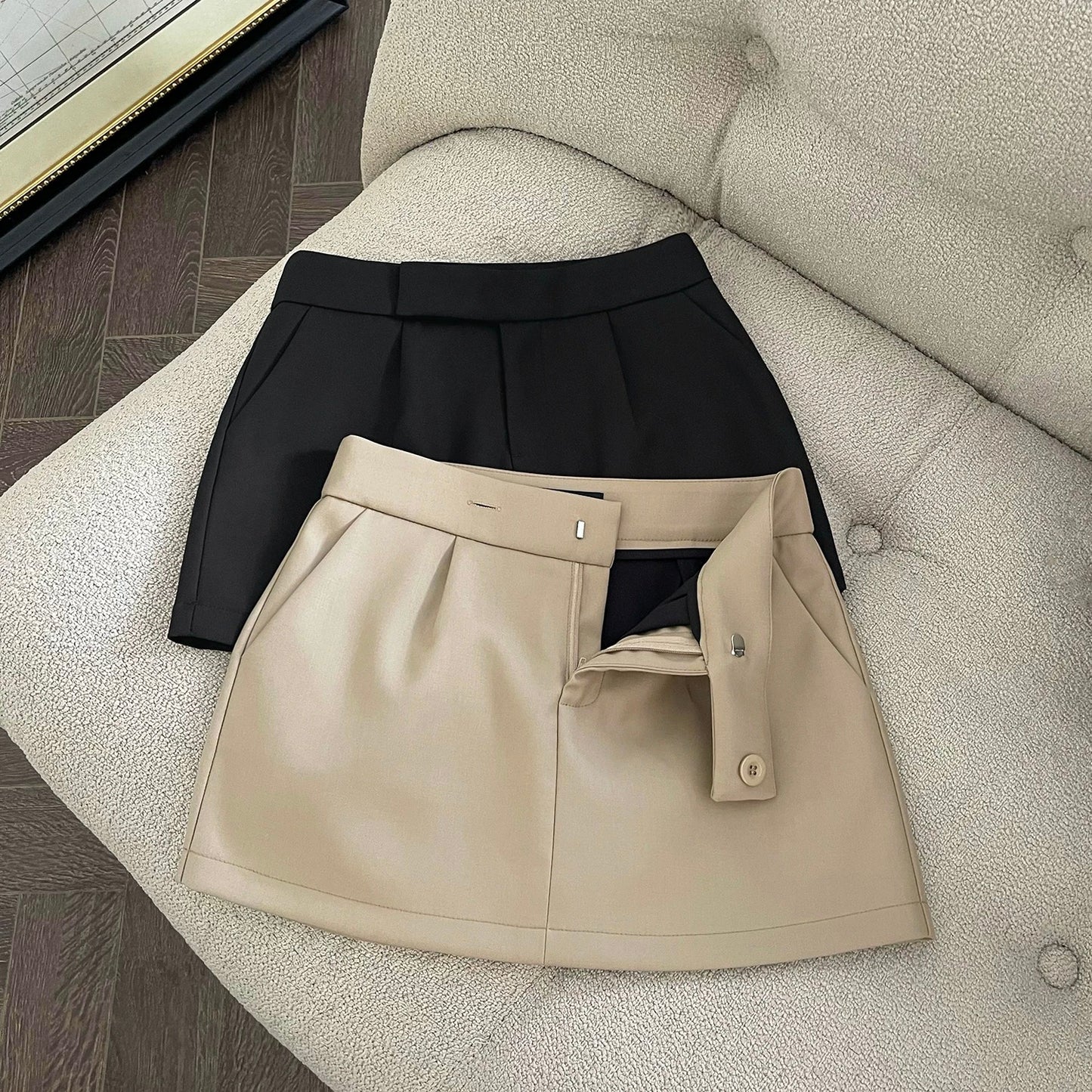 Khaki/black high-waisted A-line skort with a blazer-inspired look—snatched waist, long legs, total fall vibe. 🖤🤎