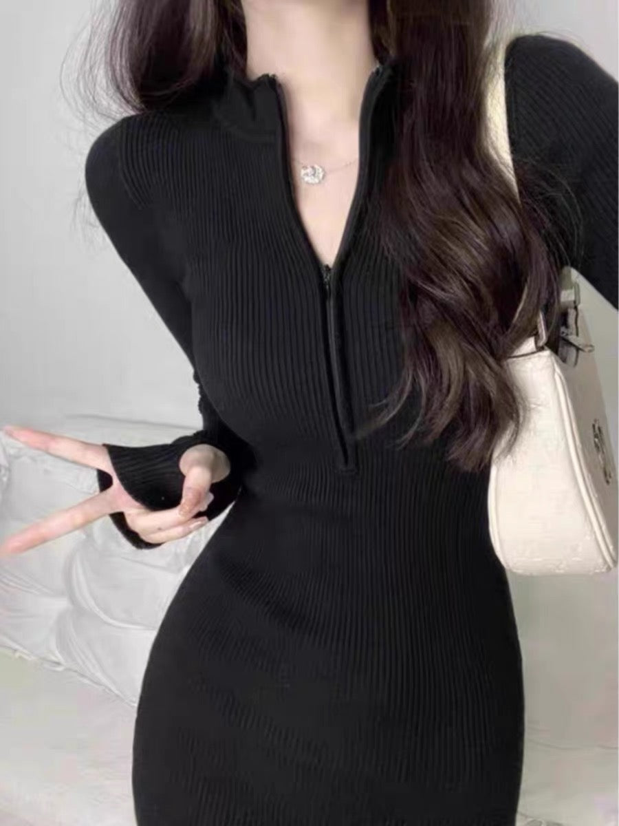 European station's new autumn style Hepburn style little black dress makes you look taller and smaller, and has a sophisticated and sophisticated sense of knitted dress.