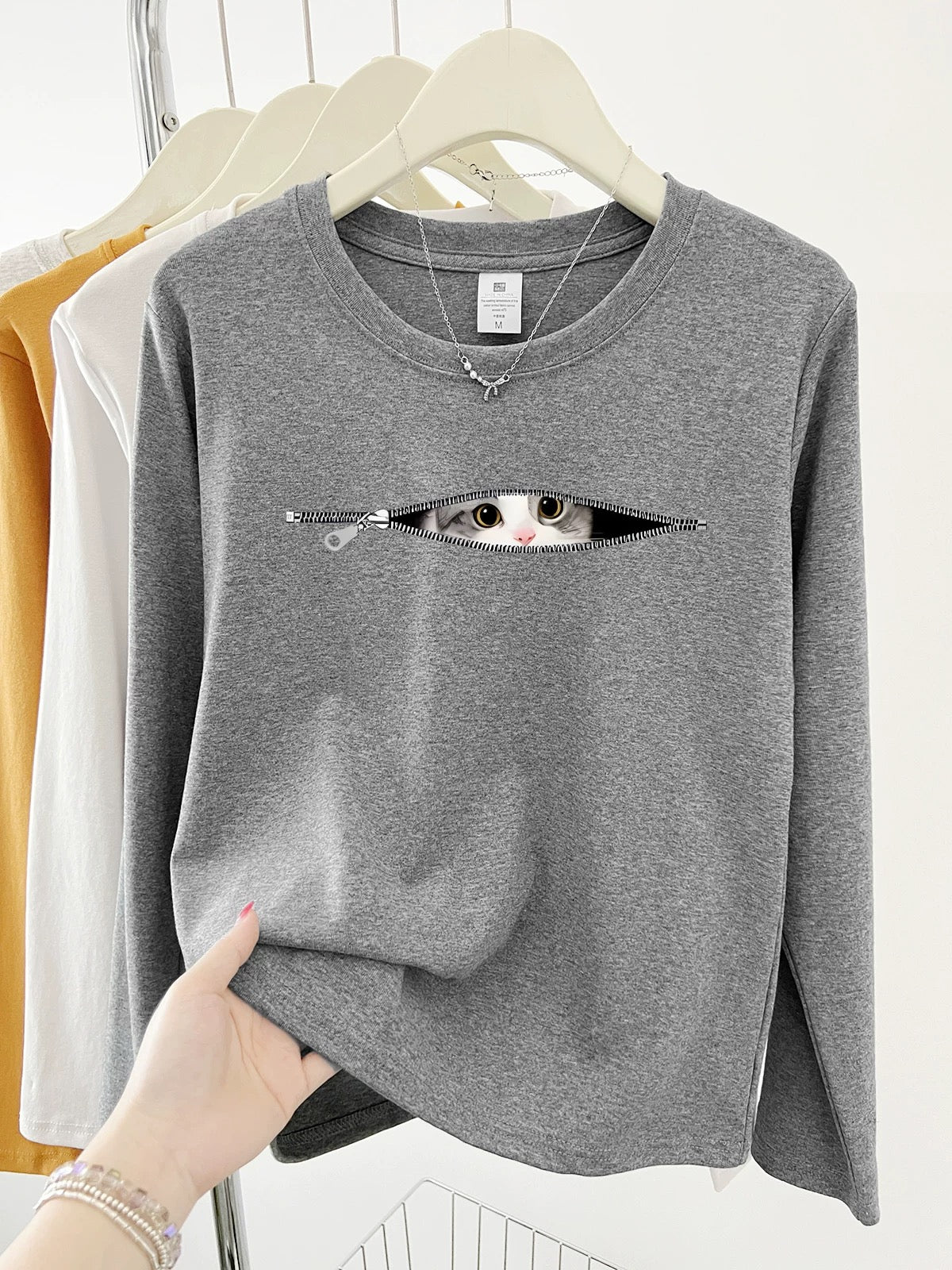 2025 Early Autumn New Style Bottoming Shirt Western Style Straight Shoulder Women's Long Sleeve T-shirt Round Neck College Style Letter Printed Top