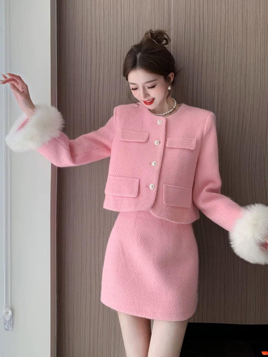The deep winter clothing is paired with a complete set of velvet and thickened small fragrant suits, a fur splicing jacket and a thickened short skirt two-piece set
