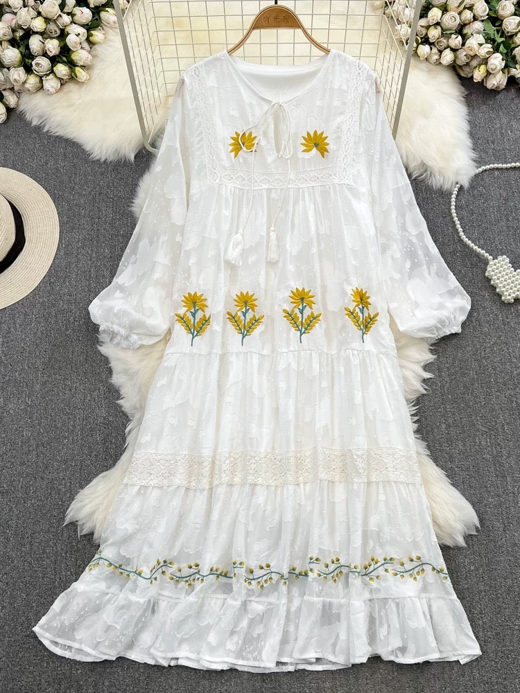 Beach holiday dress with round neck and embroidered flowers, loose and Lee Nhi Boutique Beach holiday dress with round neck and embroidered flowers, loose and Lee Nhi Boutique