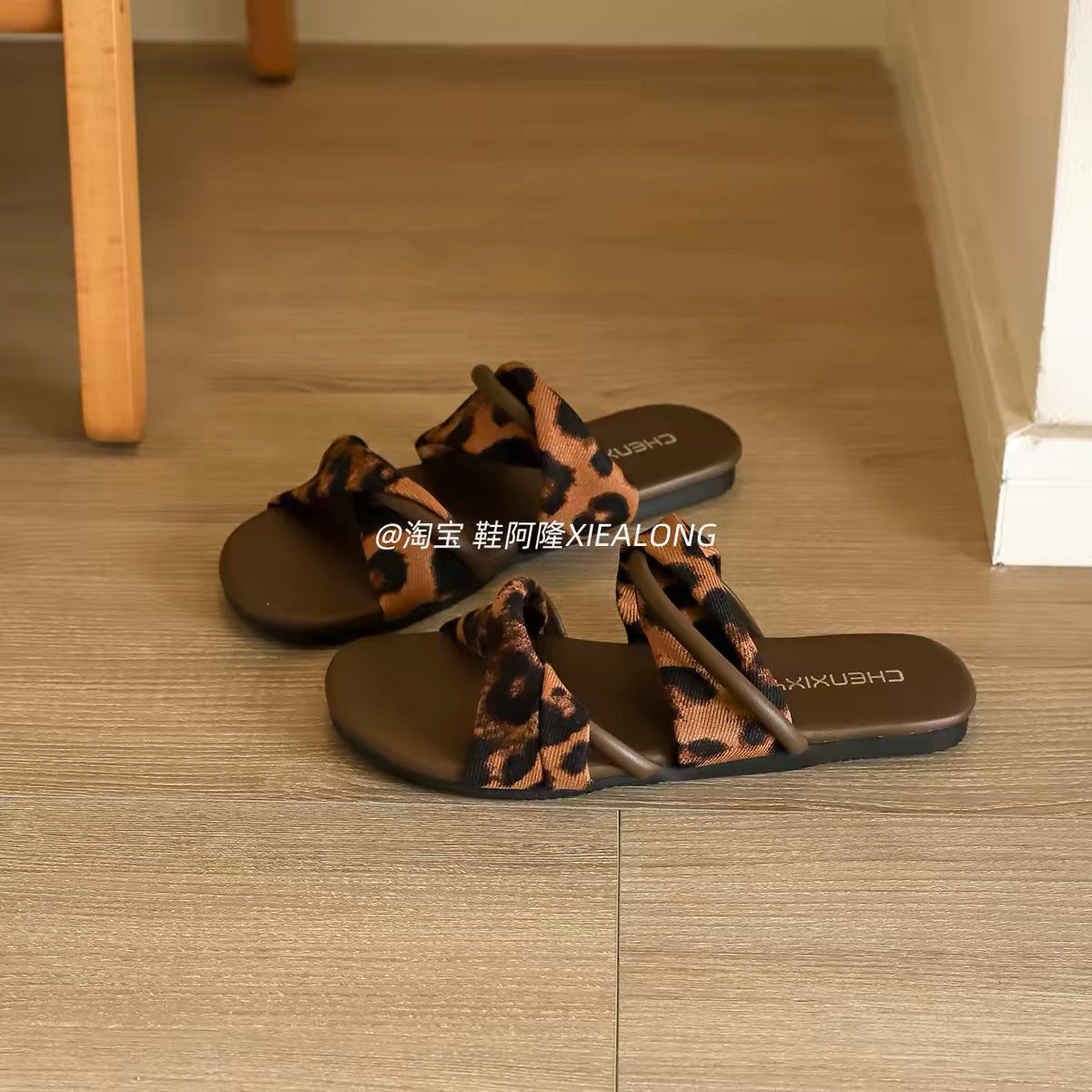 Women's French-style casual flat slip-on sandals (2026 Summer New Collection): featuring a crossover strap design, non-slip sole, and a style perfect for vacations and the beach.