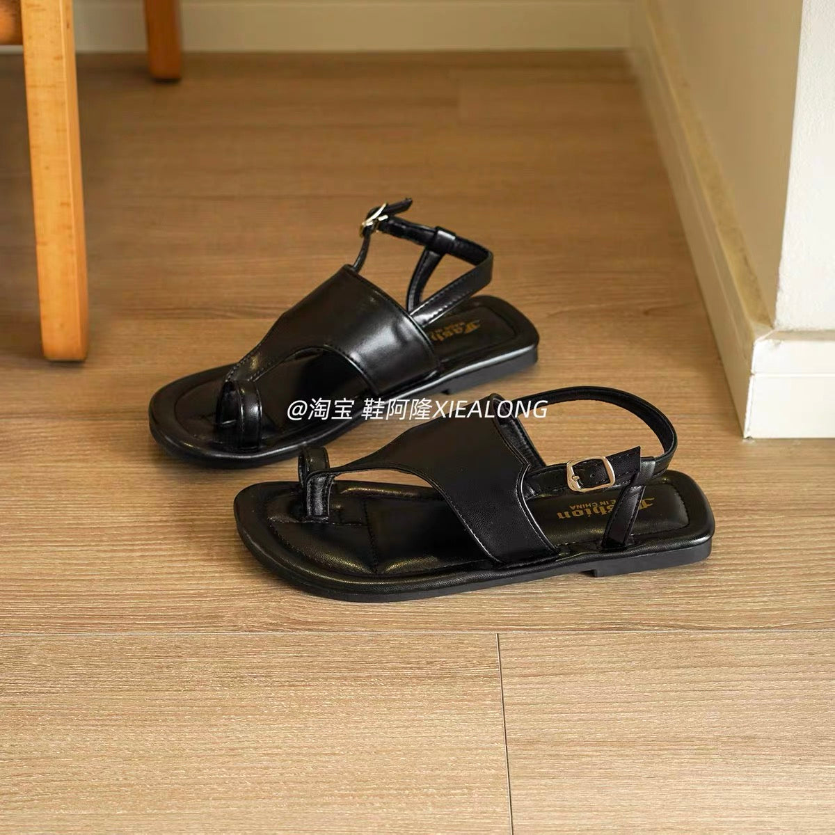 Women's French-style minimalist thong sandals – 2026 new summer collection; casual open-toe beach sandals with buckle closure.