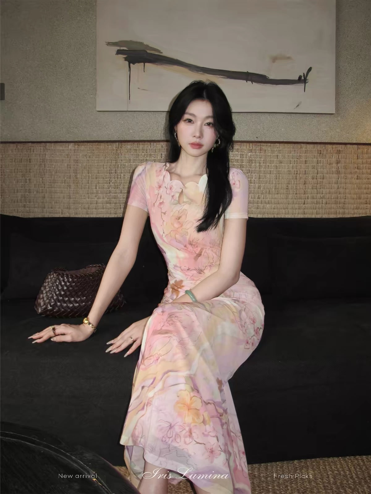 Iris Lumina Short-Sleeve Printed Maxi Dress – A Waist-Defining Summer Piece with an Ethereal, Striking Aesthetic