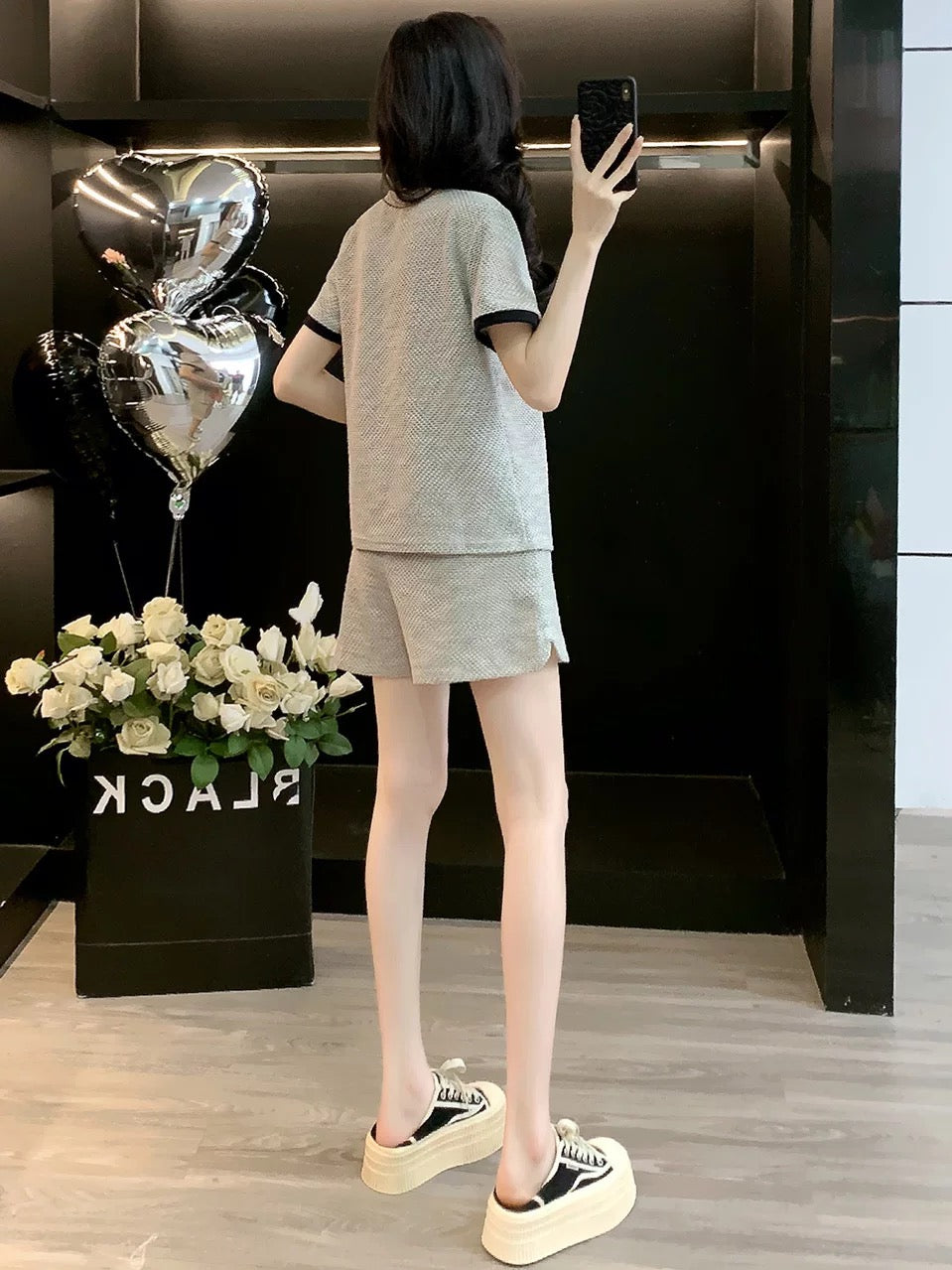 High-end European casual sports suit for women 2025 summer niche design slim short-sleeved top shorts two-piece suit