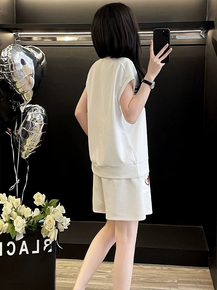 Comfortable lazy style casual sports suit for women 2025 summer fashion age-reducing white short-sleeved top and shorts two-piece suit