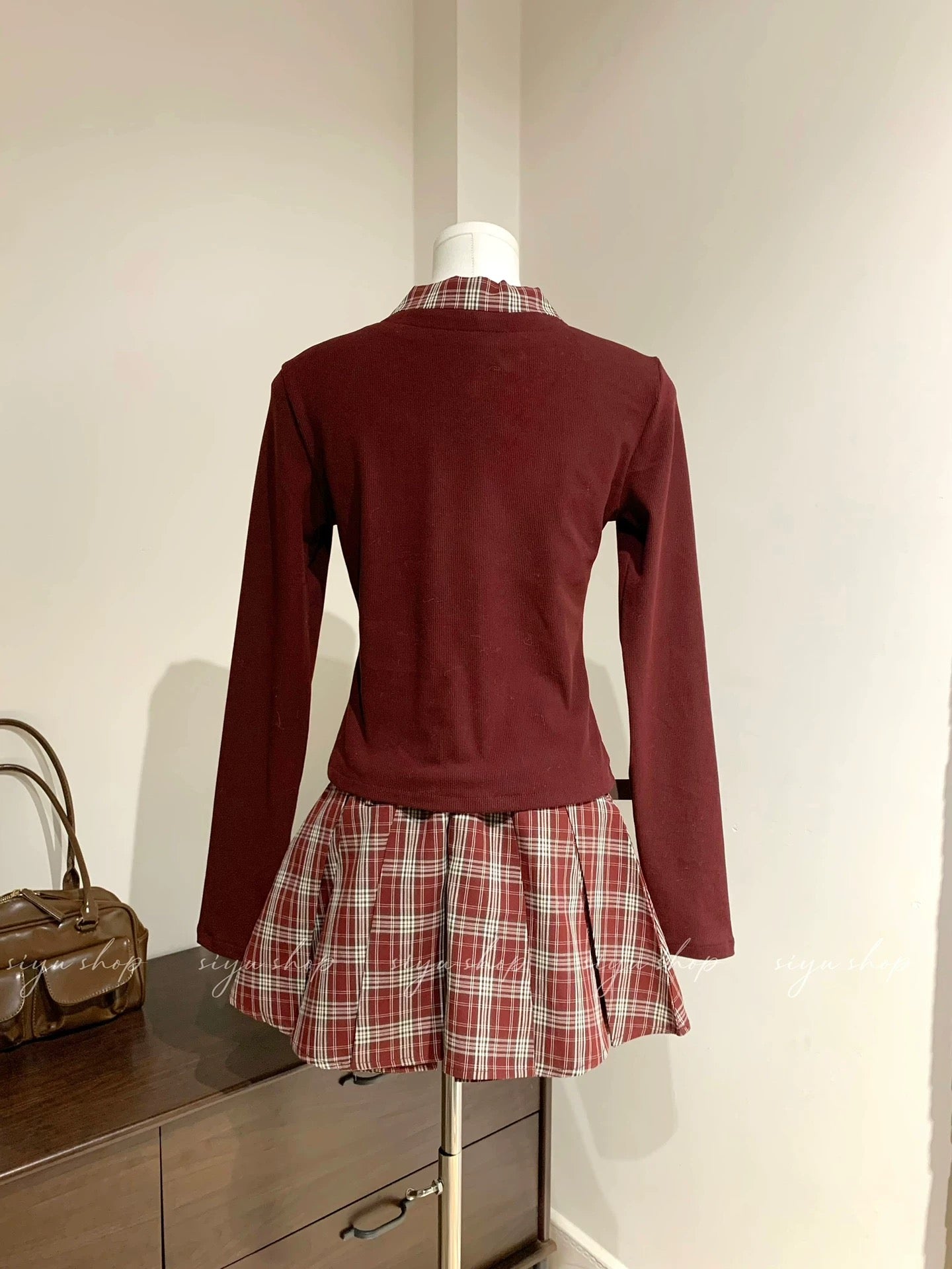 A gorgeous red plaid skirt with a layered design, perfect for a sophisticated, Miu-inspired Christmas outfit this fall/winter.