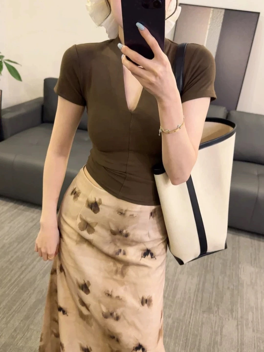 This year's popular coffee color V-neck short-sleeved T-shirt for women 2025 summer new style slimming super beautiful unique beautiful tops
