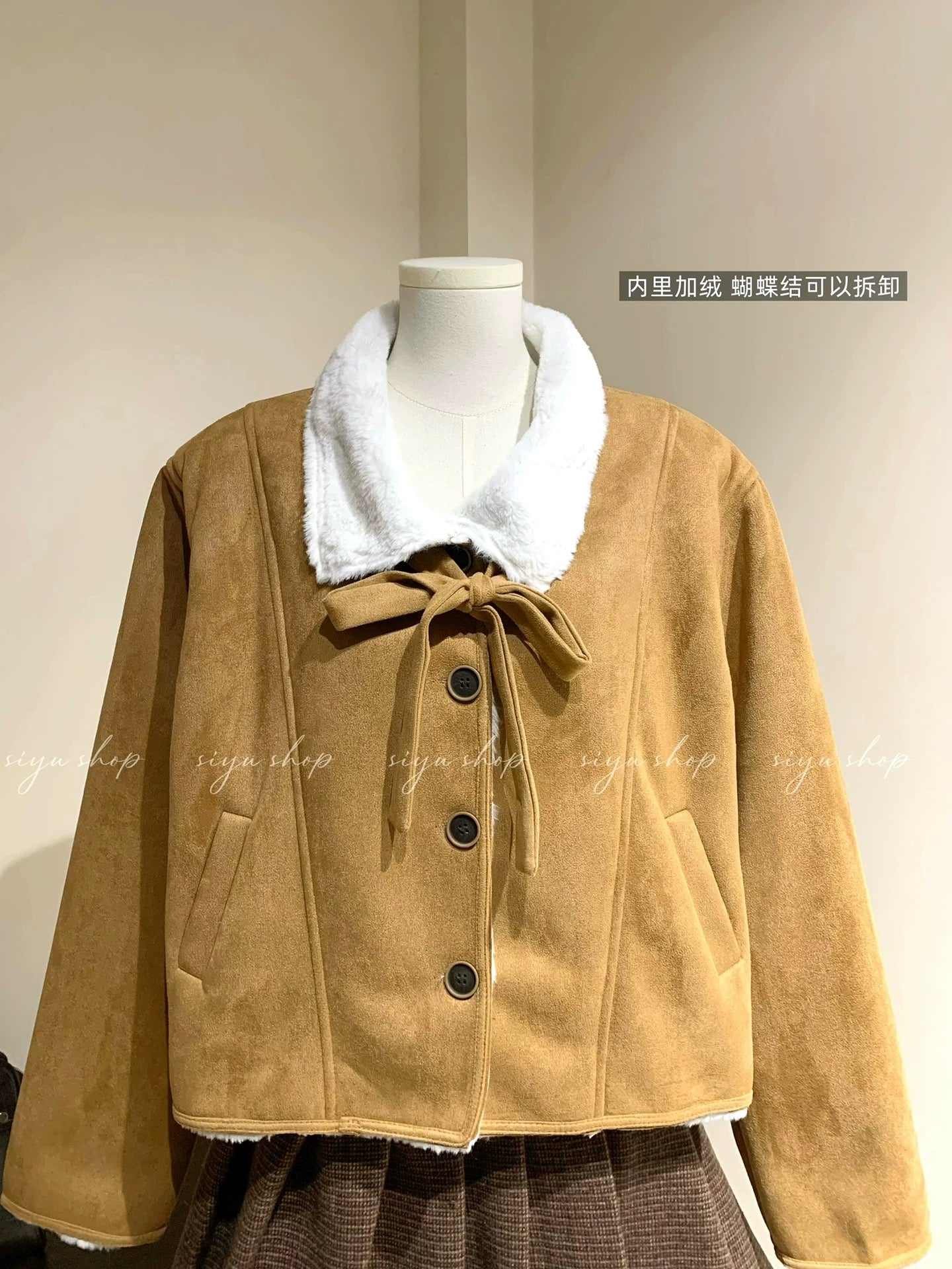 Brown fur-lined short coat with a turn-down collar and fleece lining; youthful and sweet autumn/winter coat for women.