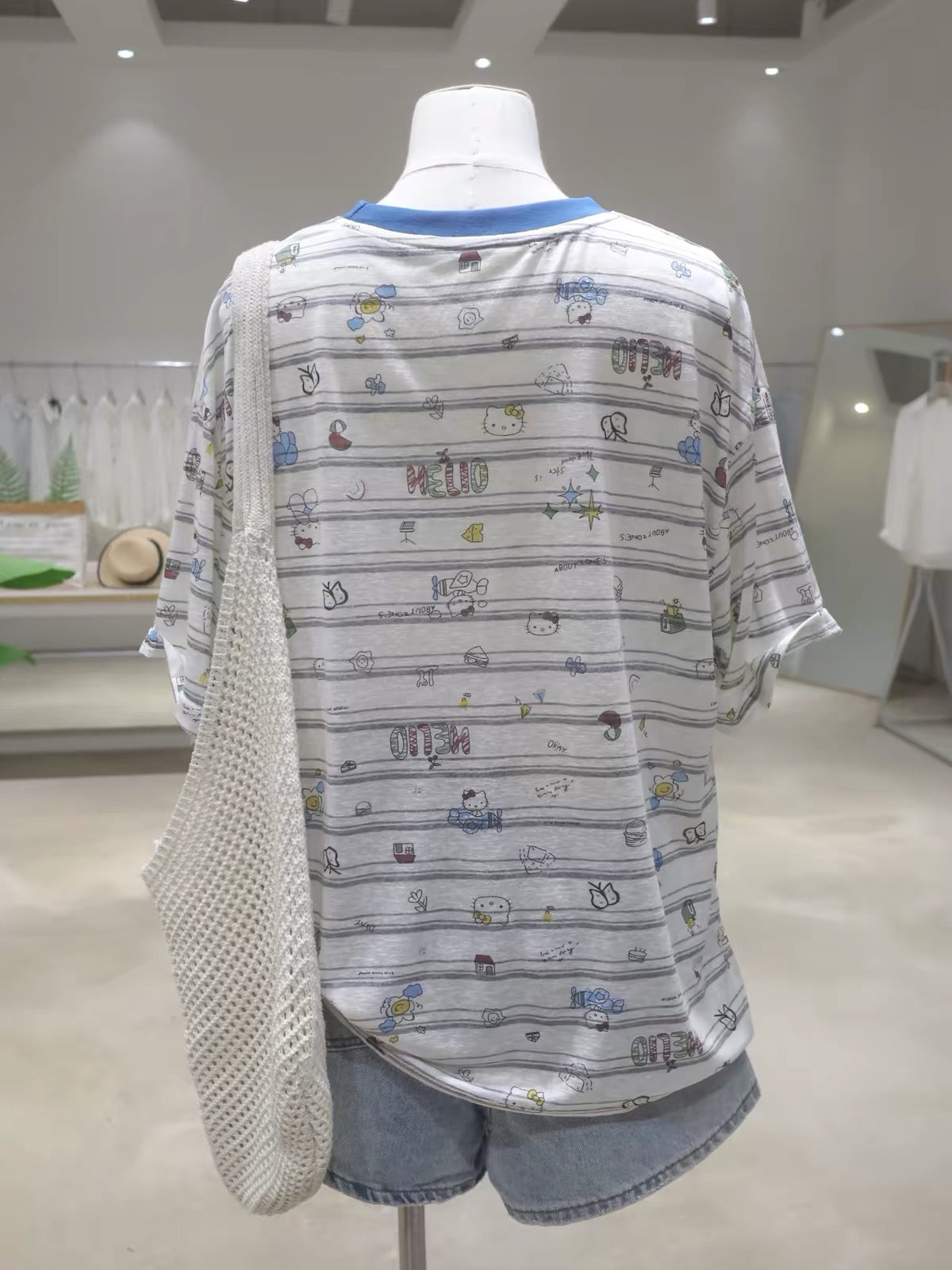 Breathable, youthful-look striped T-shirt featuring a Hello Kitty cartoon print—a versatile, loose-fitting, and slimming short-sleeve style for women, new for Summer 2026