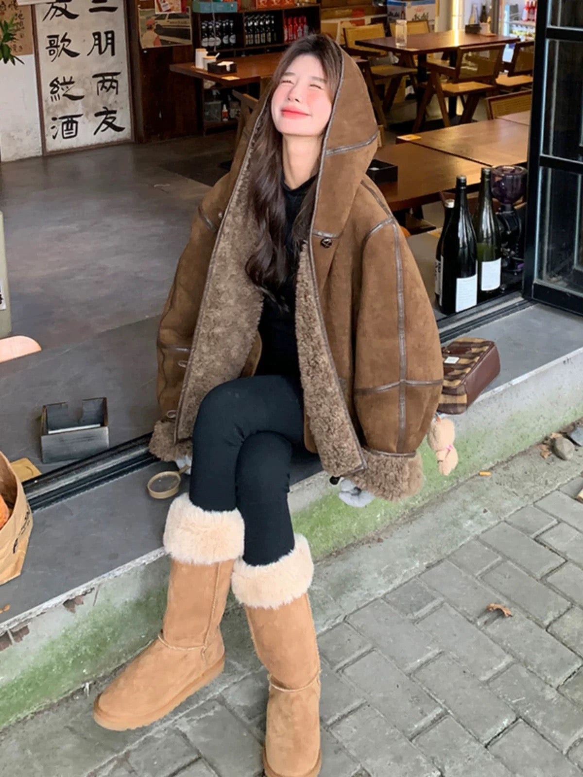 Retro hooded horn button fur one-piece lamb plush coat for women 2024 winter new short thickened cotton coat