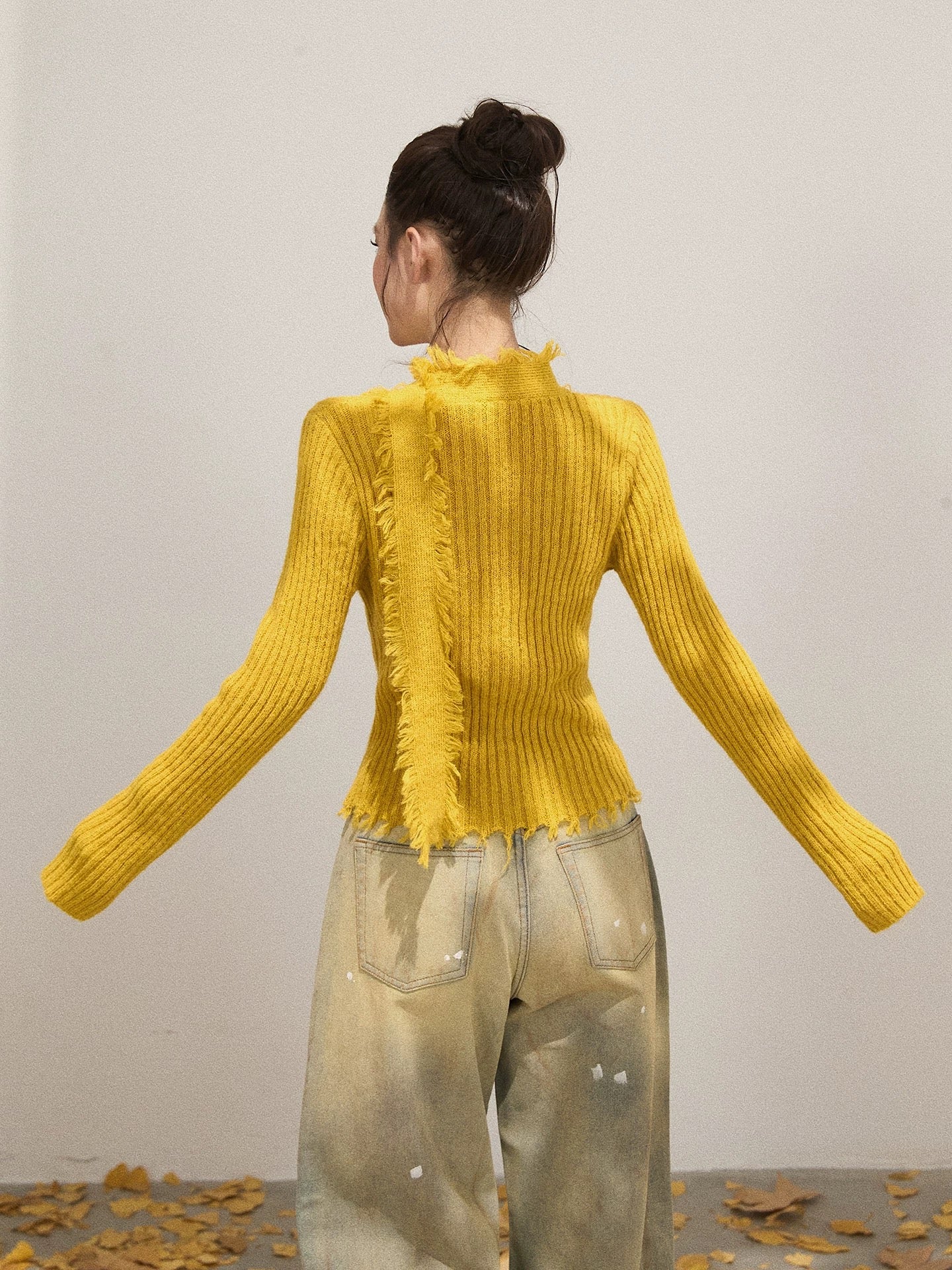 Xie Bu Rou tassel raw edge V-neck long-sleeved knitted sweater for women autumn design with ribbon waist slim fit top