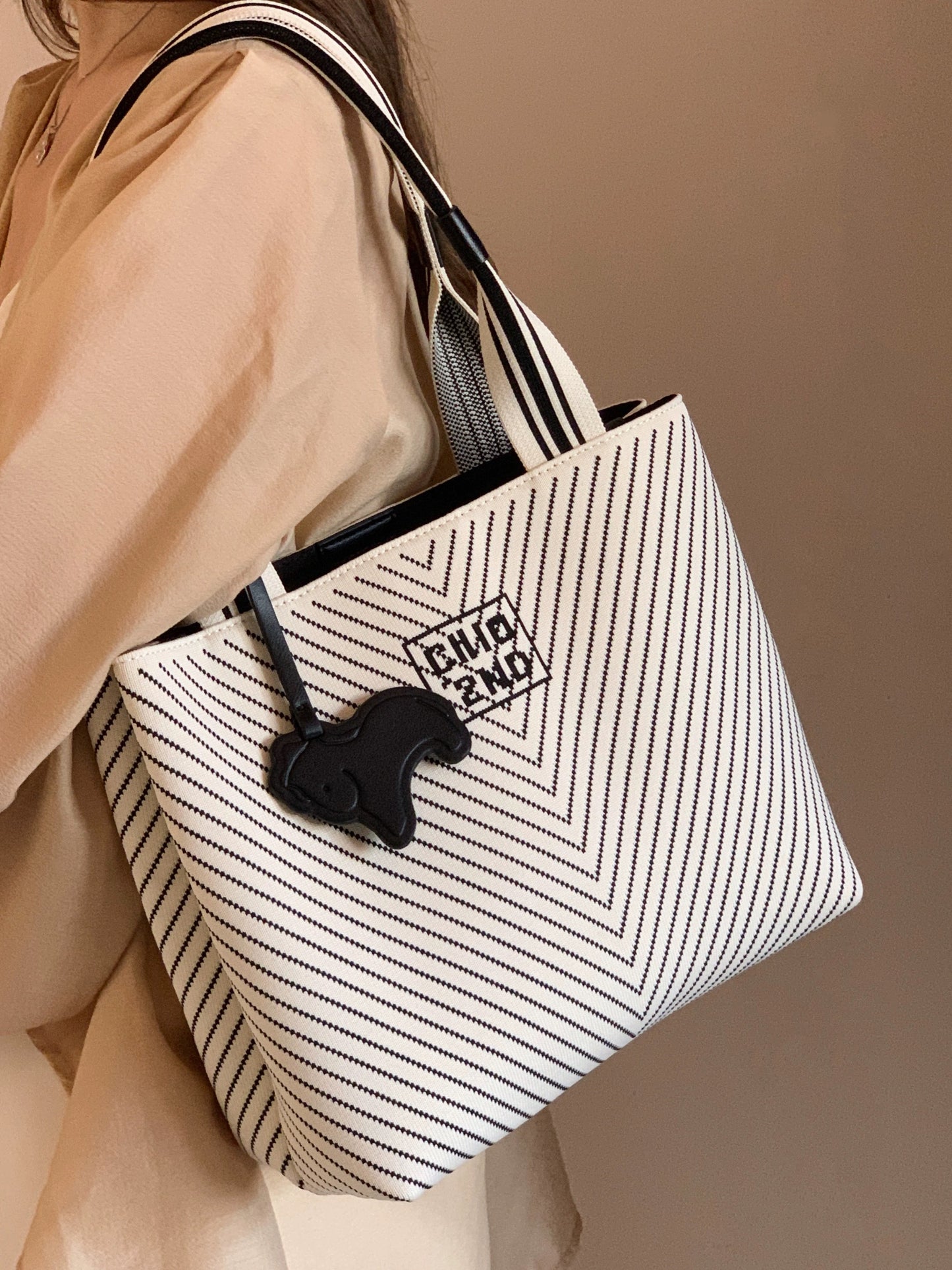 Nanfeng Chio2nd black and white impression tote bag female striped knitted bag commuting to work large bag handheld shoulder bag