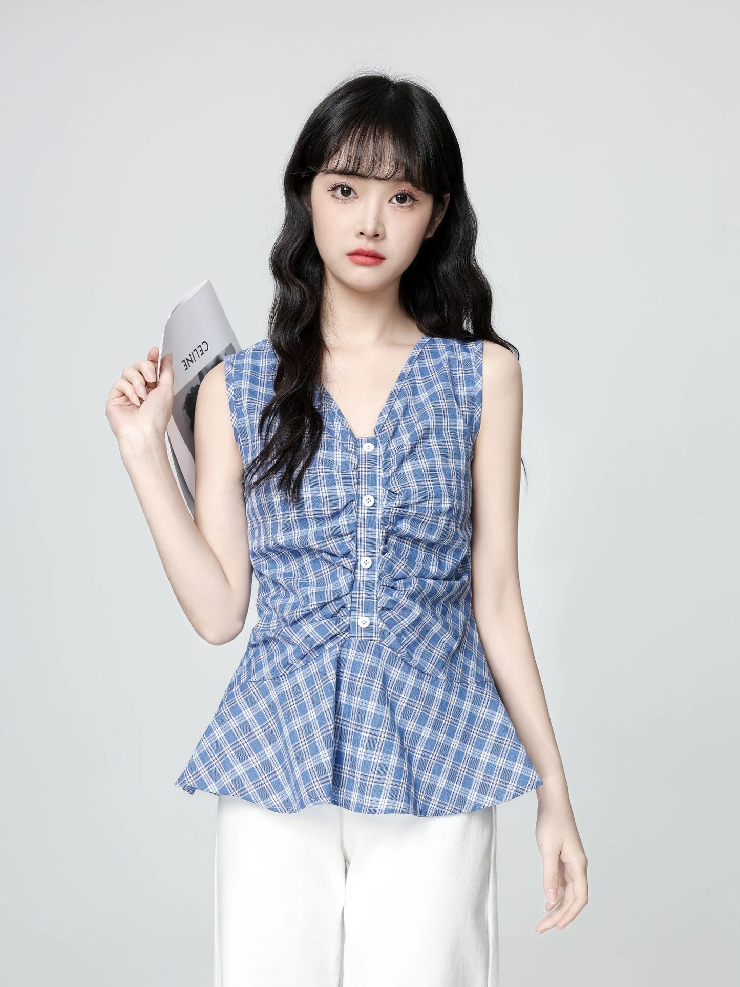 French V-neck plaid camisole for women to wear as outerwear in 2025 summer new style with pleated waist and sleeveless top