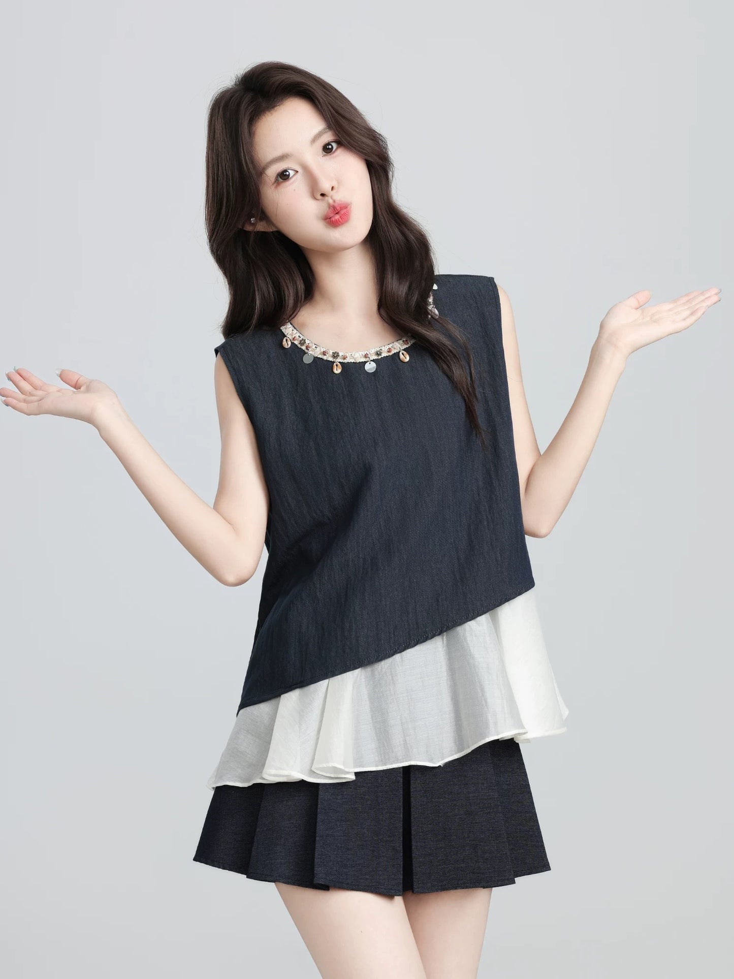 Navy blue fake two-piece vest for women 2025 summer new design contrast color stitching sleeveless shirt round neck top