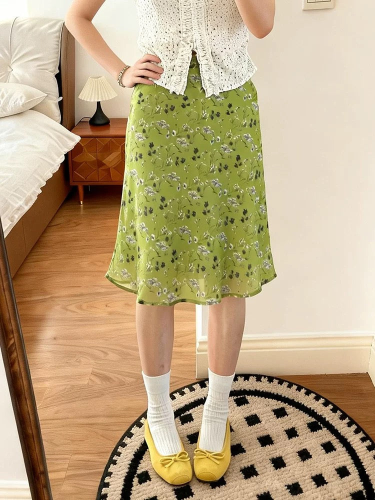 Plus-size green floral print midi skirt for spring and summer, slimming A-line chiffon mesh skirt, slightly chubby midi skirt.