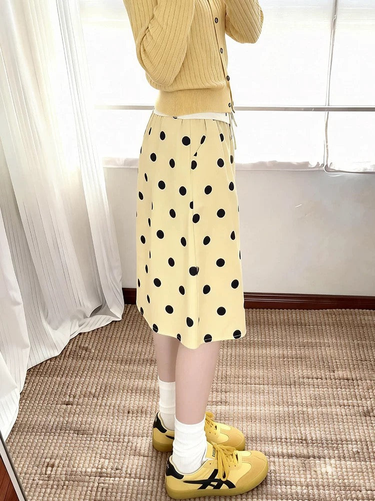Plus-size polka dot midi skirt with elastic waist for spring and summer, perfect for curvy women. Yellow midi skirt, flattering and stylish.