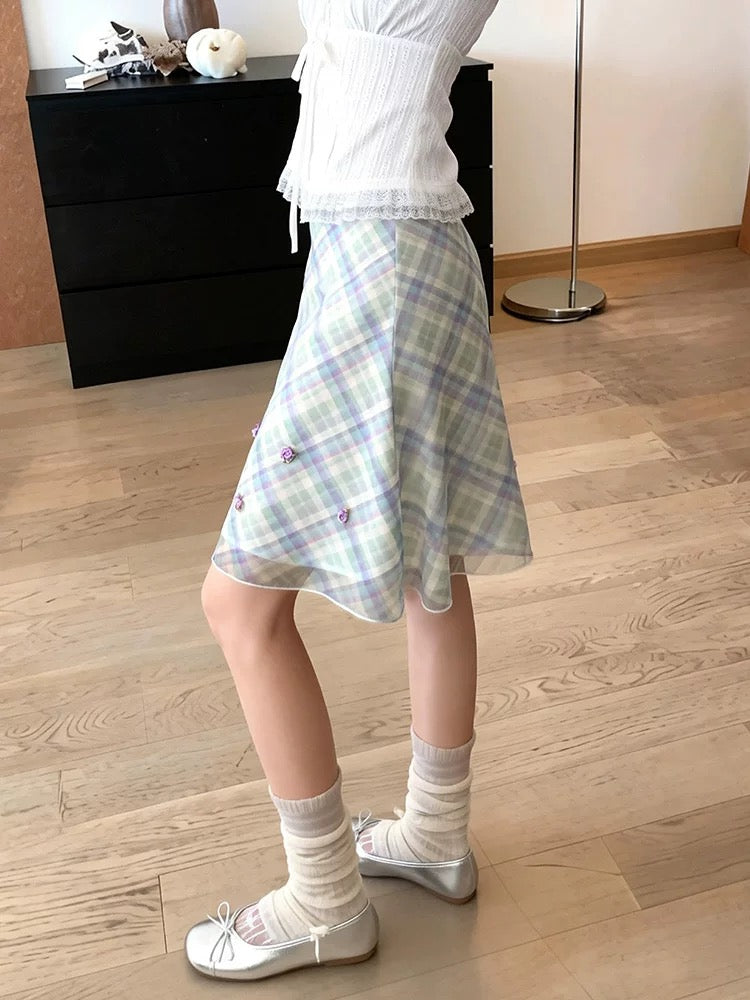 Plus-size retro green plaid midi skirt for women, spring/summer high-waisted A-line skirt, casual, stylish, and versatile short skirt.