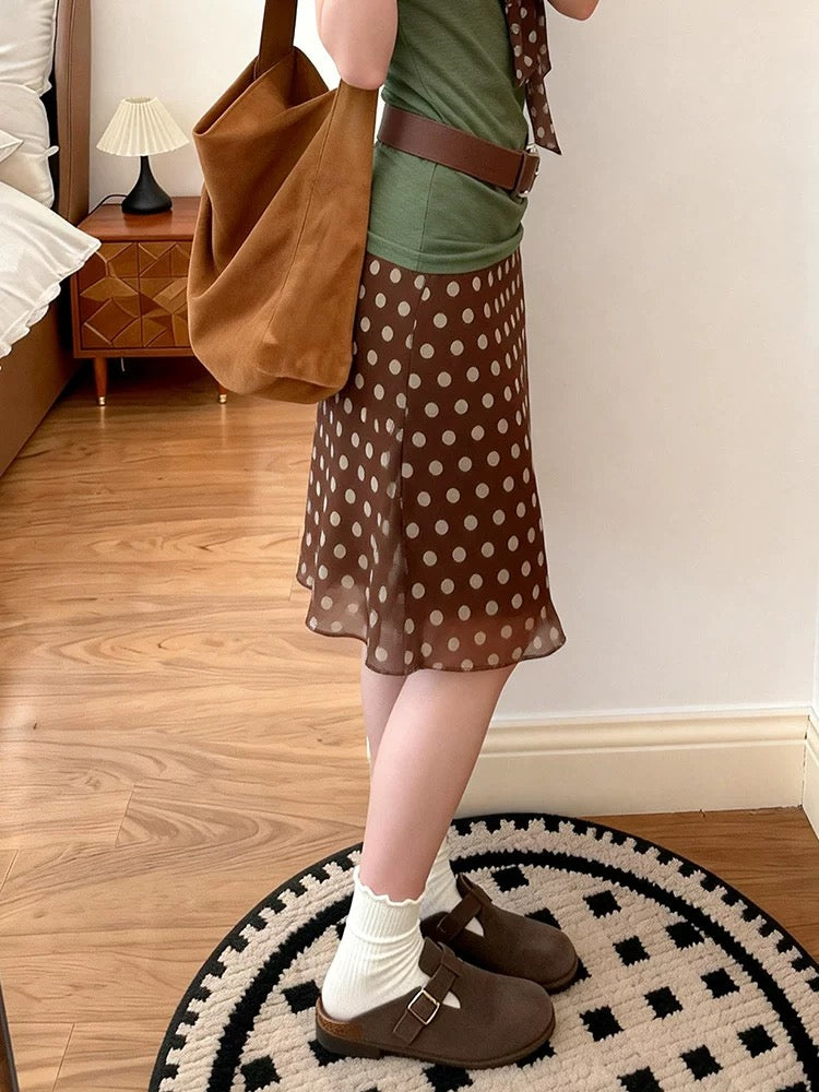 Plus-size polka dot high-waisted midi skirt in brown, perfect for spring and summer. A versatile bodycon skirt in a midi length.