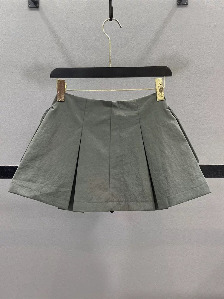 American-style cargo skirt with large pockets, new summer 2026 design, zippered casual A-line pleated mini skirt for women.