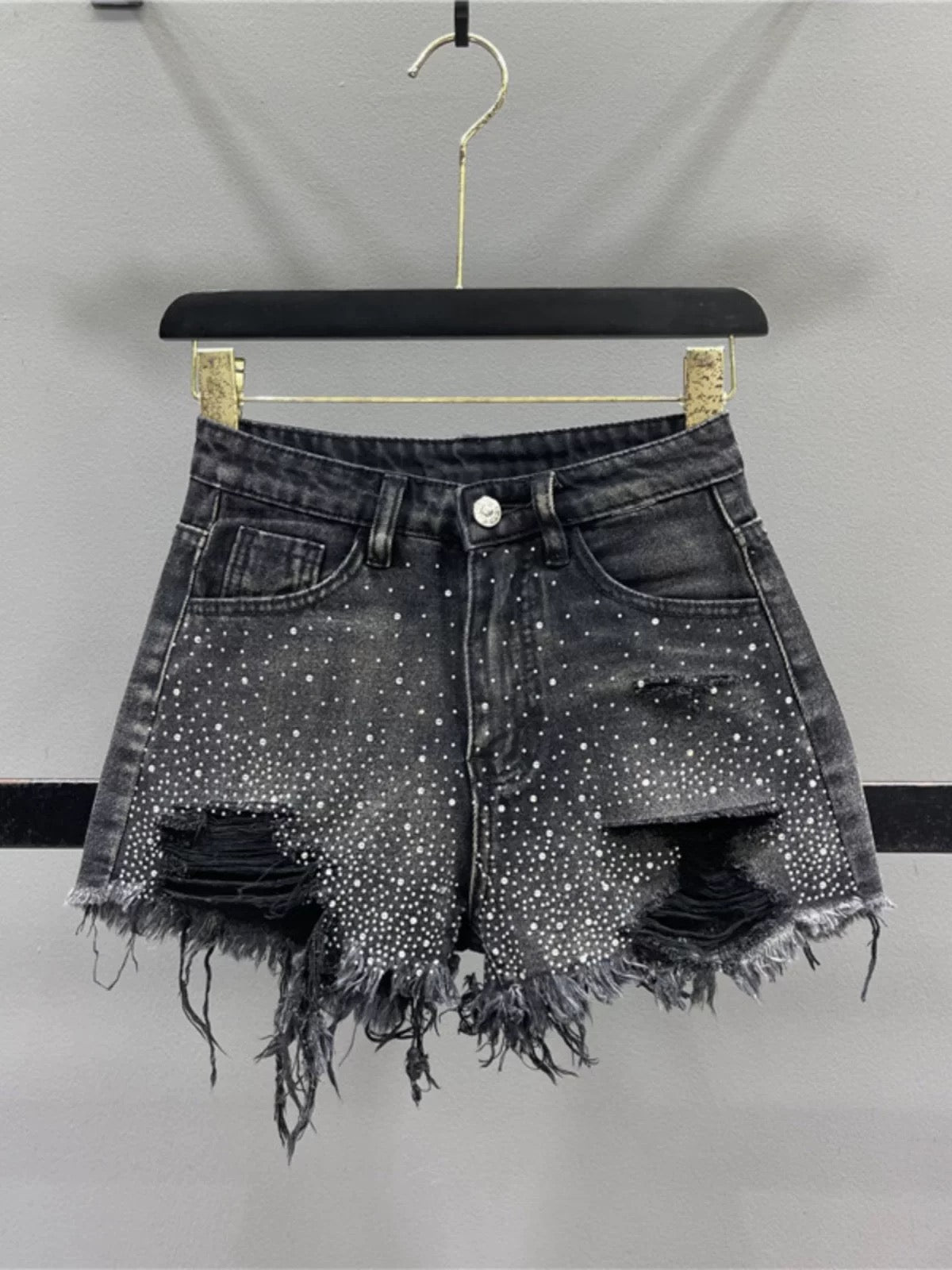 Women's heavy-duty rhinestone denim shorts, 2026 summer new style, high-waisted, slimming, hot girl style, ripped and frayed hem, wide-leg hot pants, trendy.