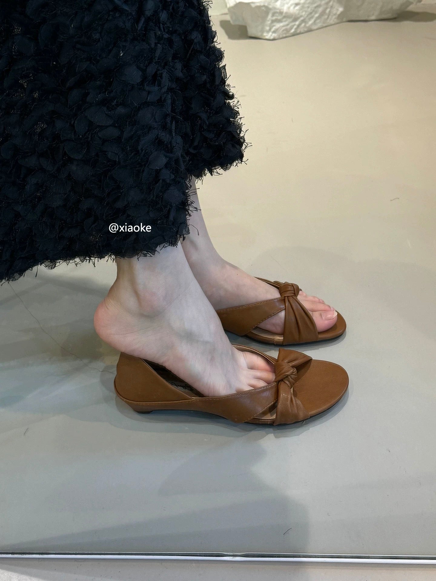 French retro cross-strap chunky heel sandals for women, perfect for summer 2026, versatile Roman sandals, open toe slippers.