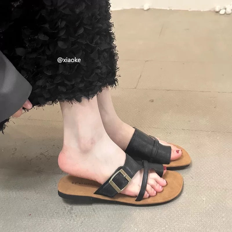 Retro-style forest-themed slippers for women, perfect for summer 2025, featuring a single strap, casual beach design, and a soft sole.