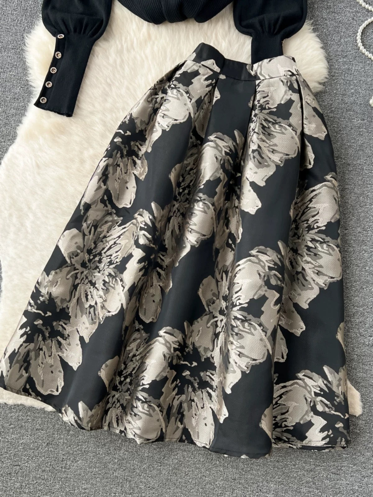 Autumn and winter light luxury and high-end wear for women, half-turtleneck sweater and sweater two-piece set with high waist and large hem jacquard skirt