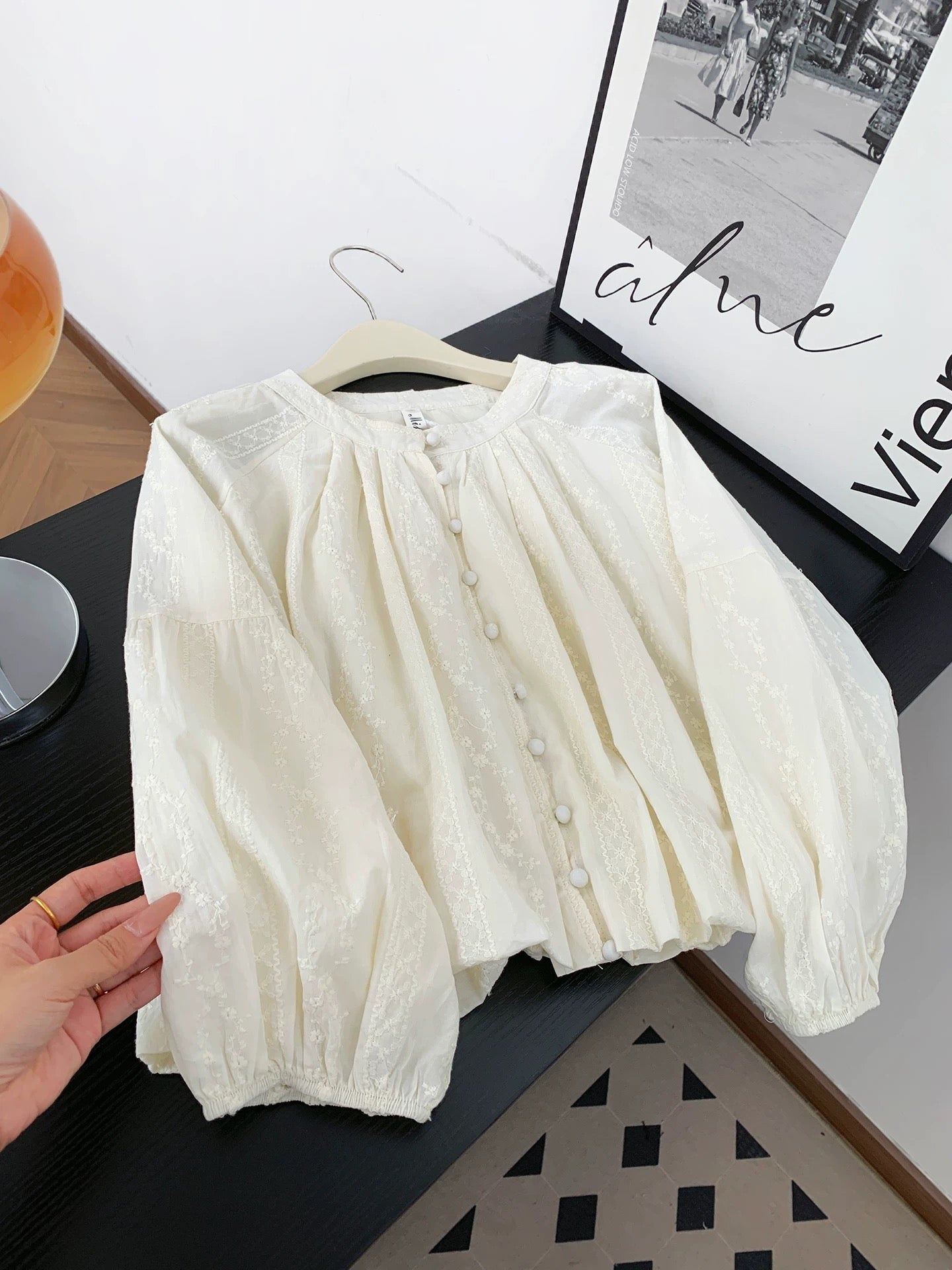 French high-end gentle style round neck lantern sleeve shirt women's autumn sweet temperament short lace embroidered top