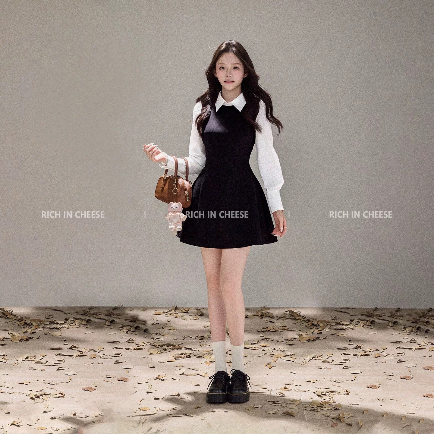 Jin Chuanchuan, Long Island Early Autumn: Elegant Black and White Faux Two-Piece Dress with Slimming Waist Design.