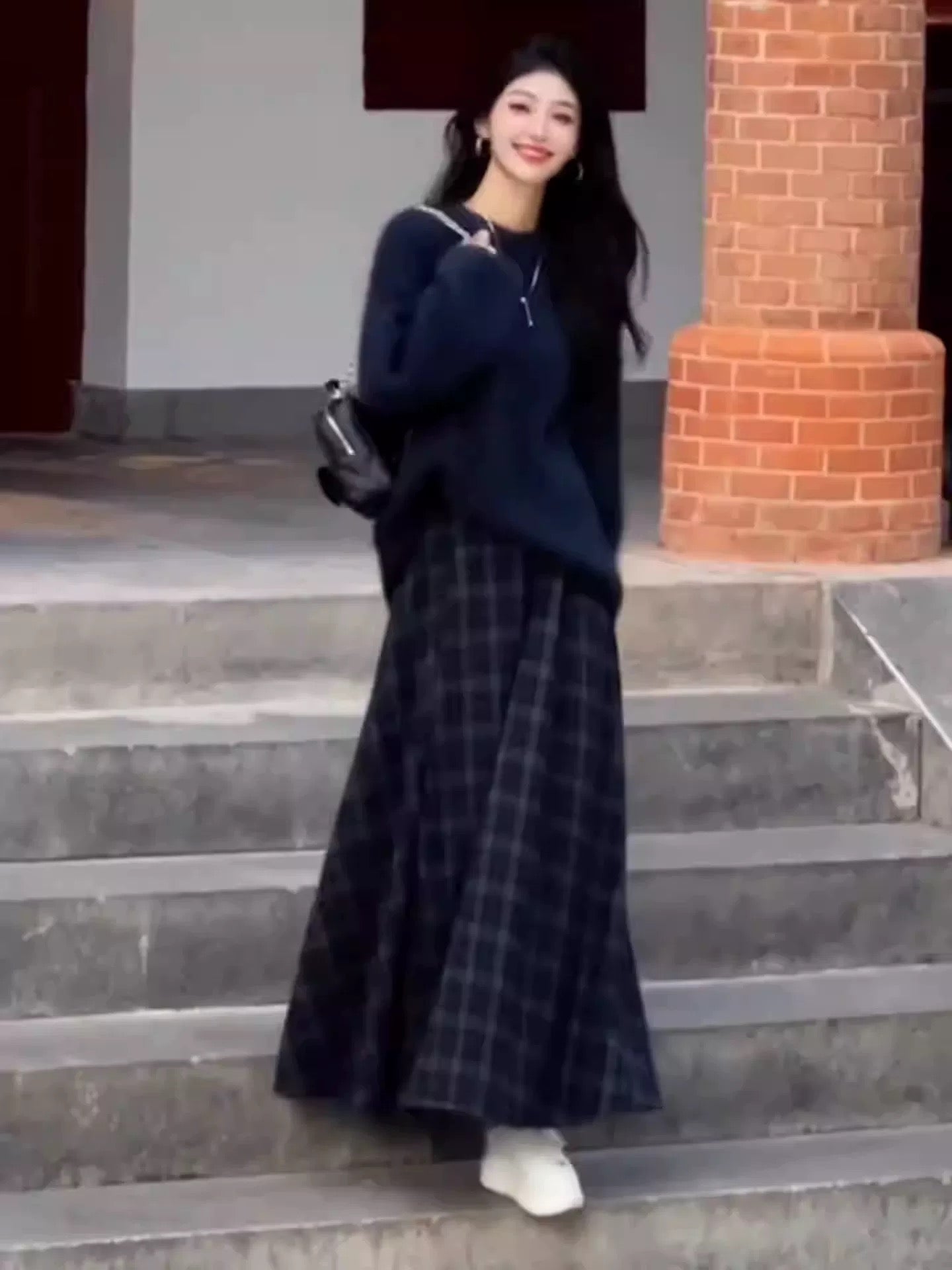 Korean-style autumn/winter outfit: a navy blue sweater and a retro plaid midi skirt in a relaxed and effortless two-piece set.