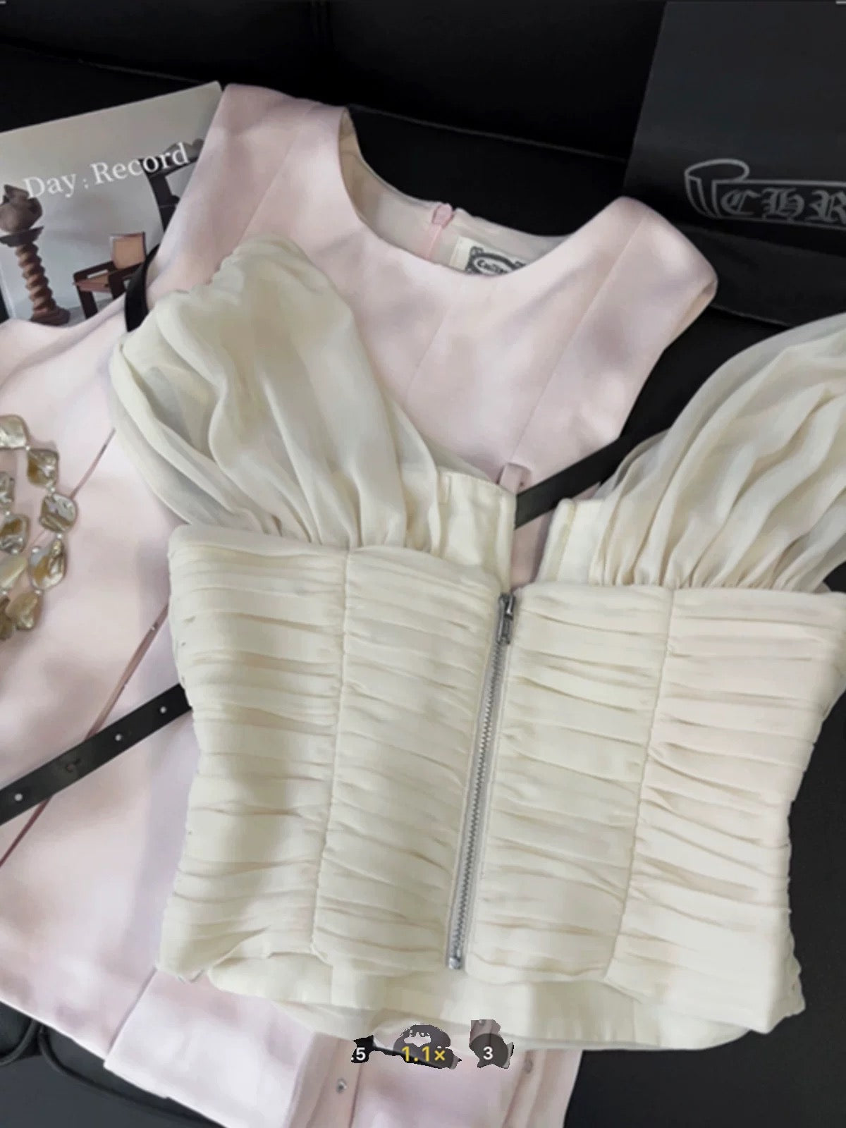 French style one-shoulder top for women with high-end temperament 2024 summer pleated v-neck design slim fit pure vest