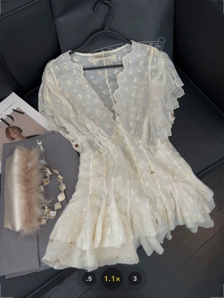 Embroidered hollow lace V-neck tops for women, sexy queen hot girl style, 2025 summer imitation fishbone waist shirt