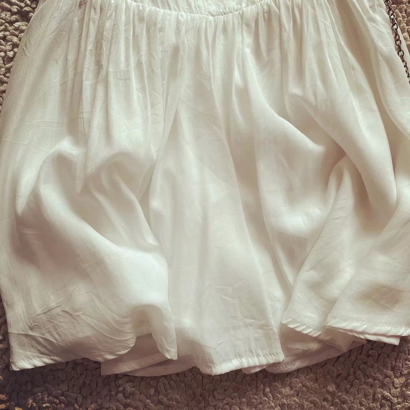 European and American style French retro white small fresh solid color waist suspender skirt for women on vacation
