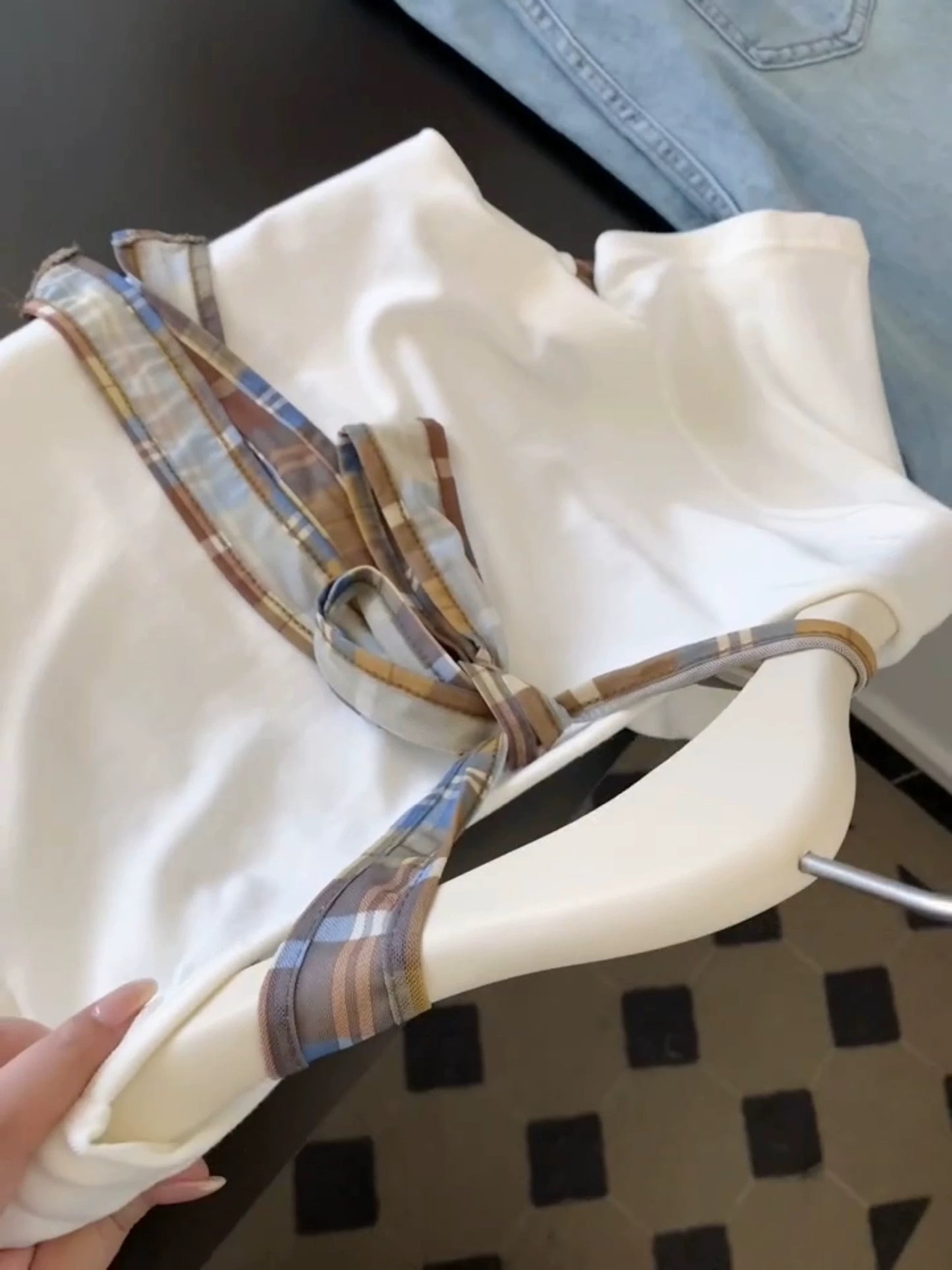 Ballet style fake two-piece plaid contrast color short-sleeved T-shirt for women in summer with a slim waist and straight shoulders.
