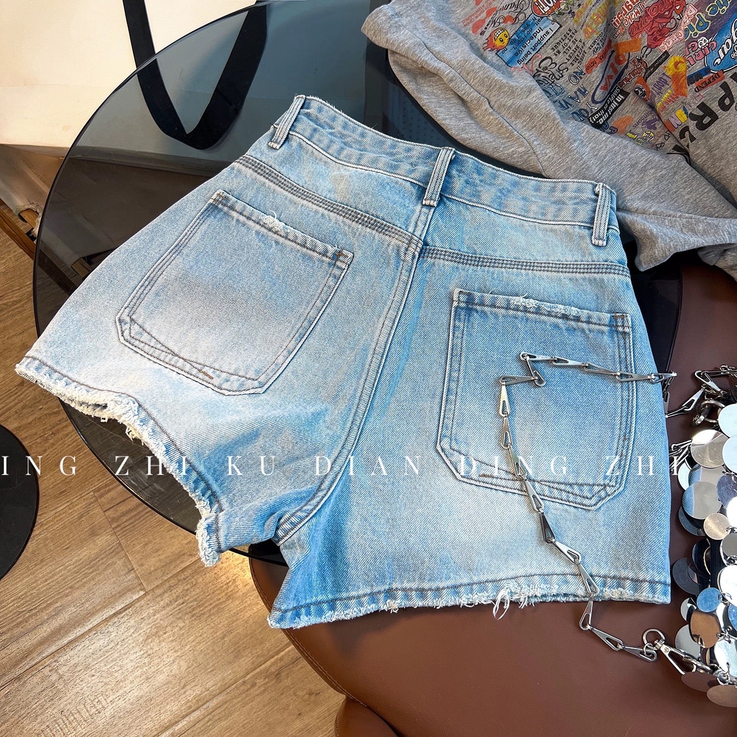 High-end color! Women's distressed denim shorts, 2026 summer Korean style, high-waisted A-line, slimming wide-leg hot pants, stylish and chic.