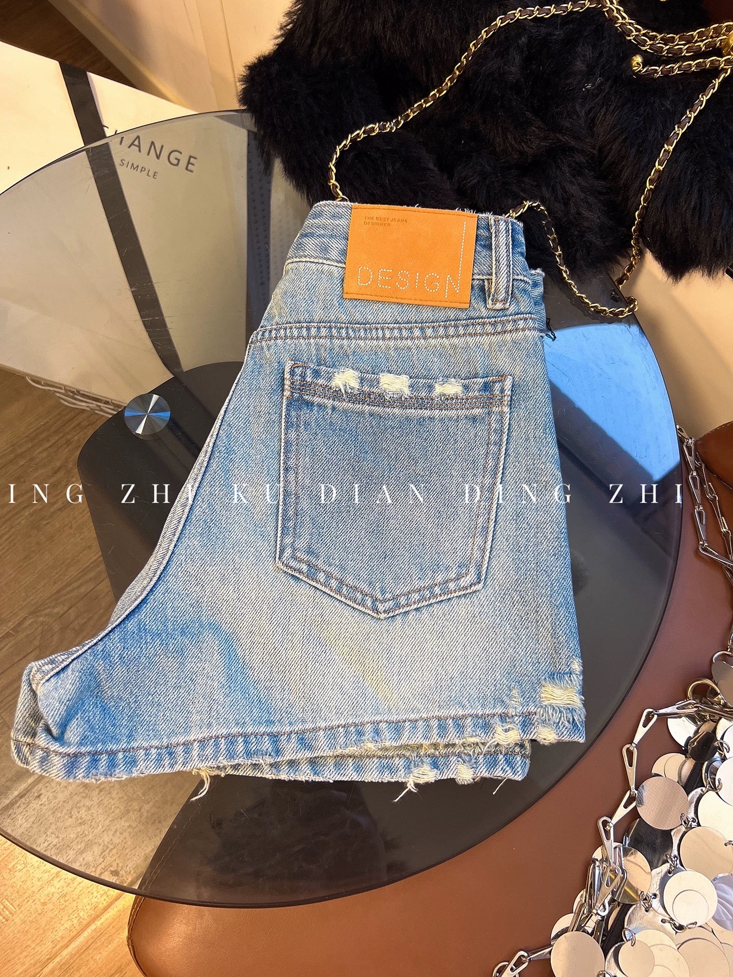 High-quality denim shorts for women, 2026 summer new style, high-waisted A-line, slimming distressed hot pants, wide-leg sexy shorts.