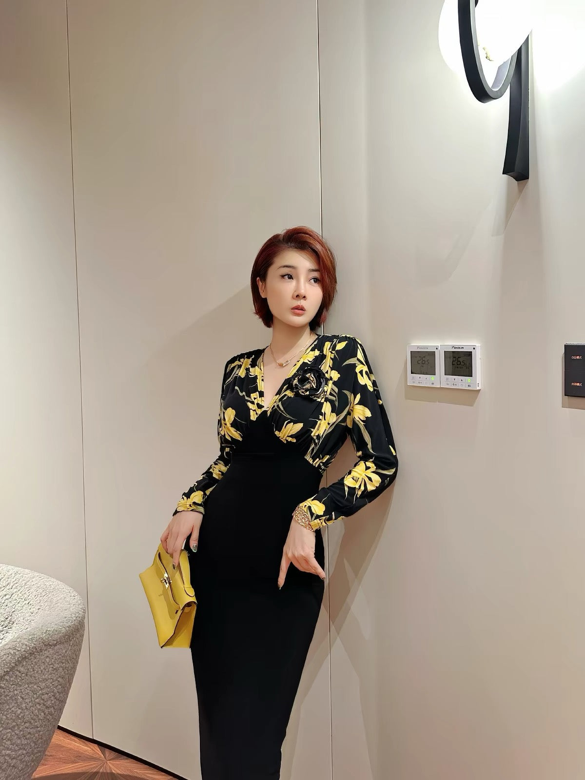 XULU Original High-End V-Neck Batwing-Sleeve High-Waisted Bodycon Dress featuring a Magnolia Crystal & Linen-Look Print—Sophisticated "Power Woman" Style.