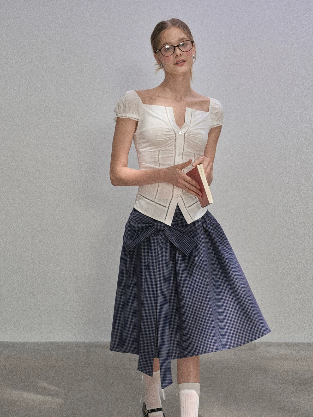 "Narrative Style" French-style white lightweight off-the-shoulder puff sleeve waist-cinching blouse for women, summer V-neck slim fit.