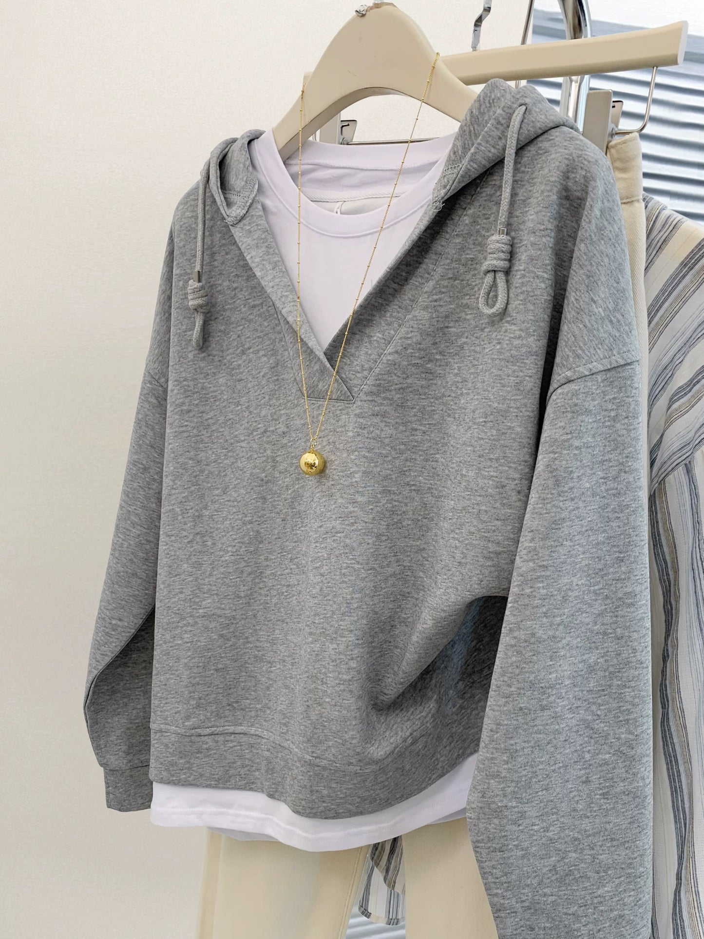 Gray straight shoulder fake two-piece hooded pullover sweatshirt for women in early autumn Encore small size loose hoodie with hood